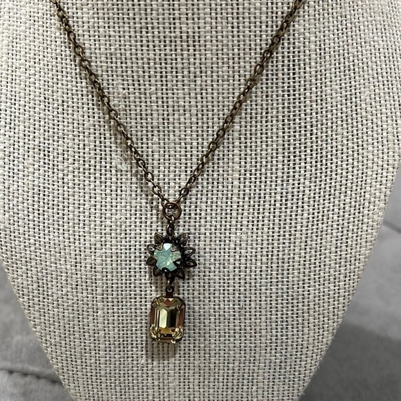 Jewelry - Large Crystal stones 16” necklace like new